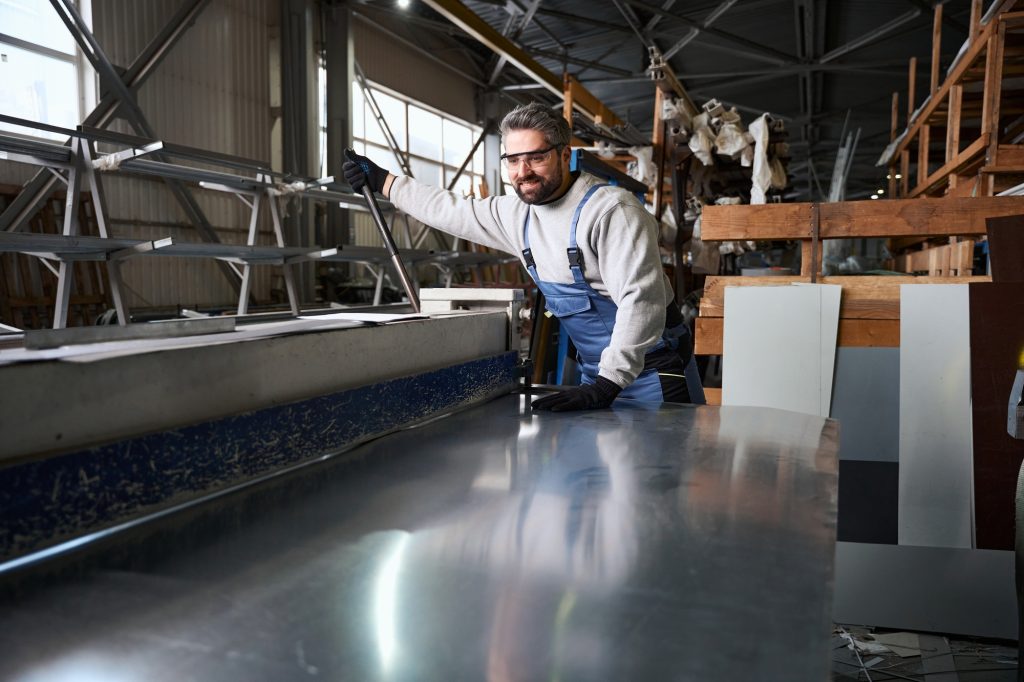 Specialist forms a bend of an aluminum profile